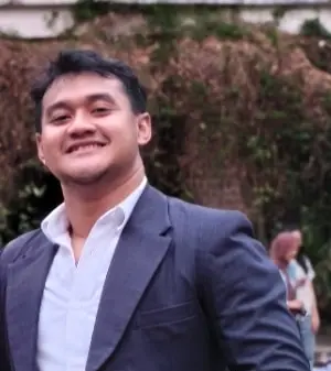 Eduardus Alvito Kristiadi, pendiri DM Techworks, tersenyum memakai blazer navy dan kemeja putih